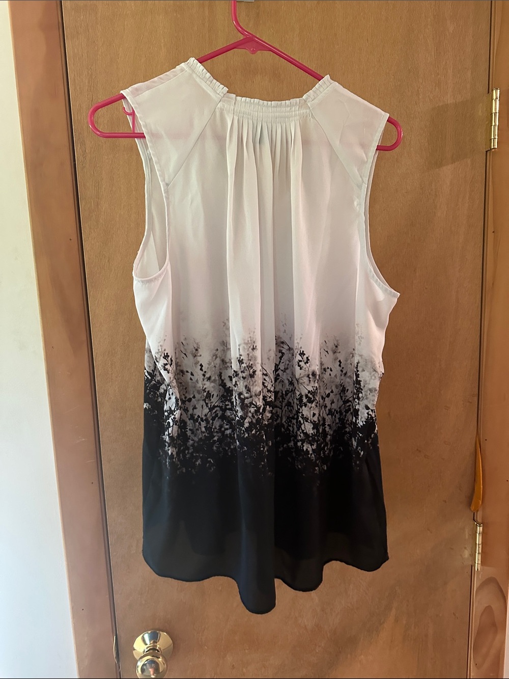 Simply Vera Vera Wang White and Black Ombre Sleeveless V-Neck Top - Picture 4 of 7